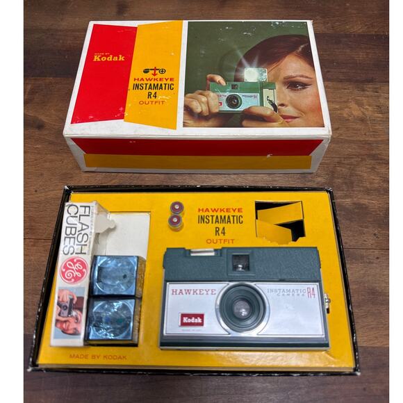 Vintage 60's Kodak Hawkeye Instamatic R4 Camera + Flashcubes UNTESTED PARTS ONLY - Picture 1 of 15